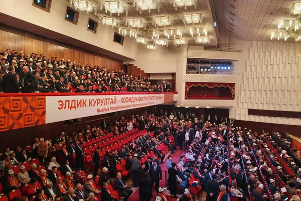 Среди участников курултая 146 женщин и 554 мужчины - Sputnik Кыргызстан