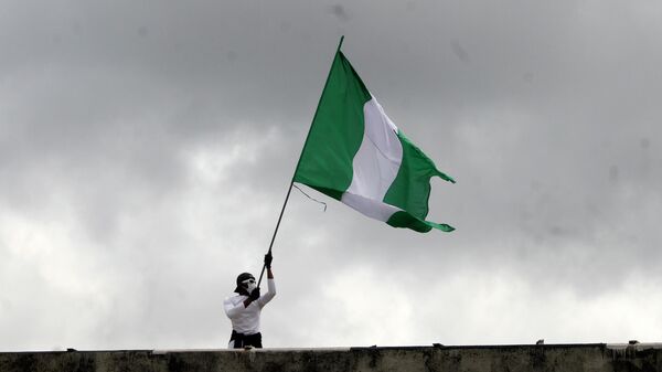 Мужчина с флагом Нигерии. Архивное фото - Sputnik Кыргызстан
