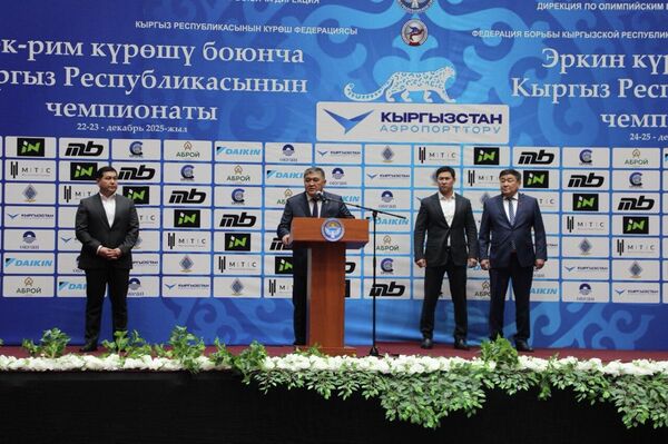 Маалыматка ылайык, иш-чара 25-декабрда өтүп, үйлөрдүн ачкычын УКМК жетекчиси Камчыбек Ташиев тапшырган - Sputnik Кыргызстан