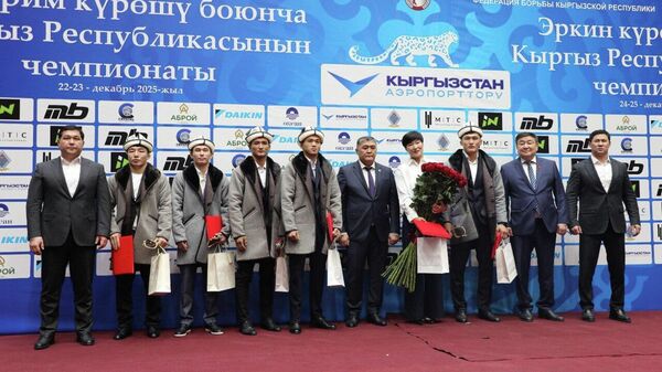 Бийлик намыска жараган 6 спортчуга батирдин ачкычын тапшырды - Sputnik Кыргызстан