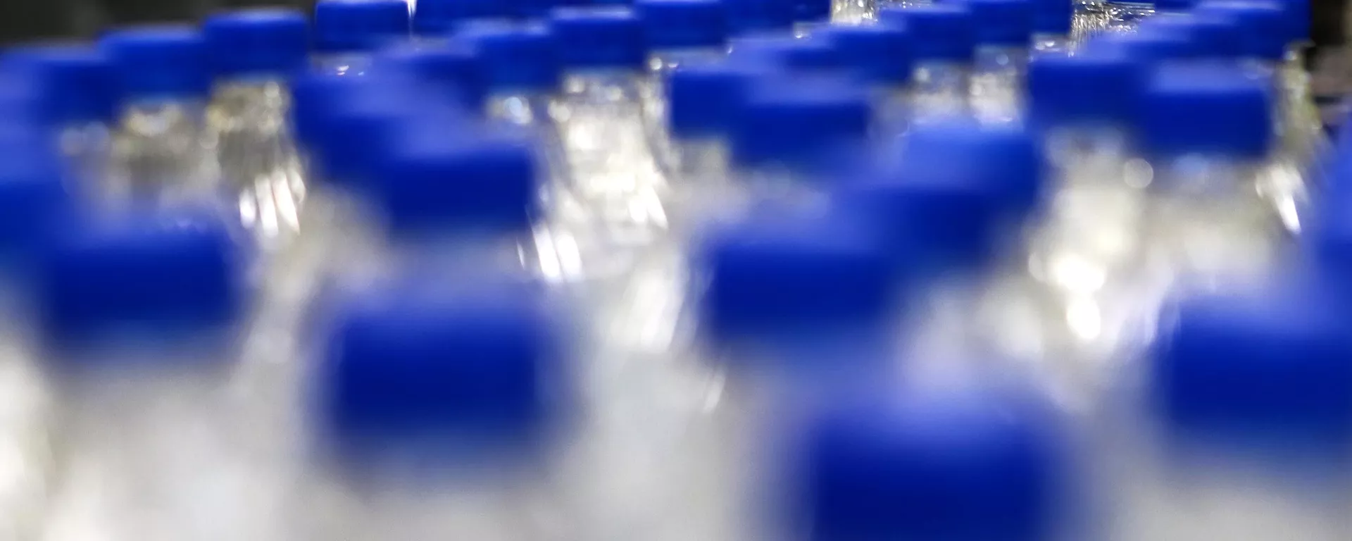 Минералдык суунун өндүрүшү. Архив - Sputnik Кыргызстан, 1920, 26.12.2025