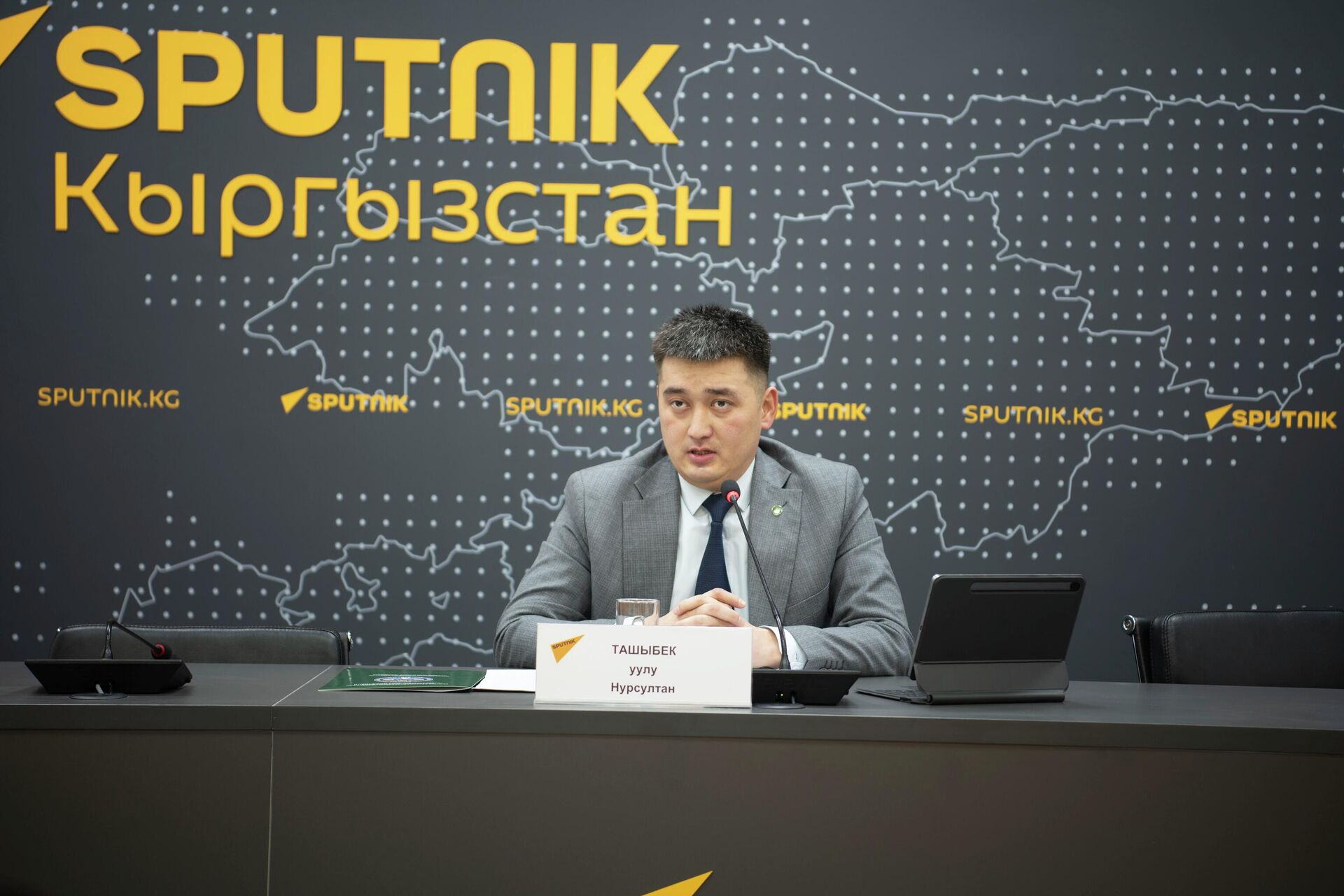 Глава отдела охраны атмосферного воздуха Минприроды Нурсултан Ташыбек уулу - Sputnik Кыргызстан, 1920, 26.12.2025