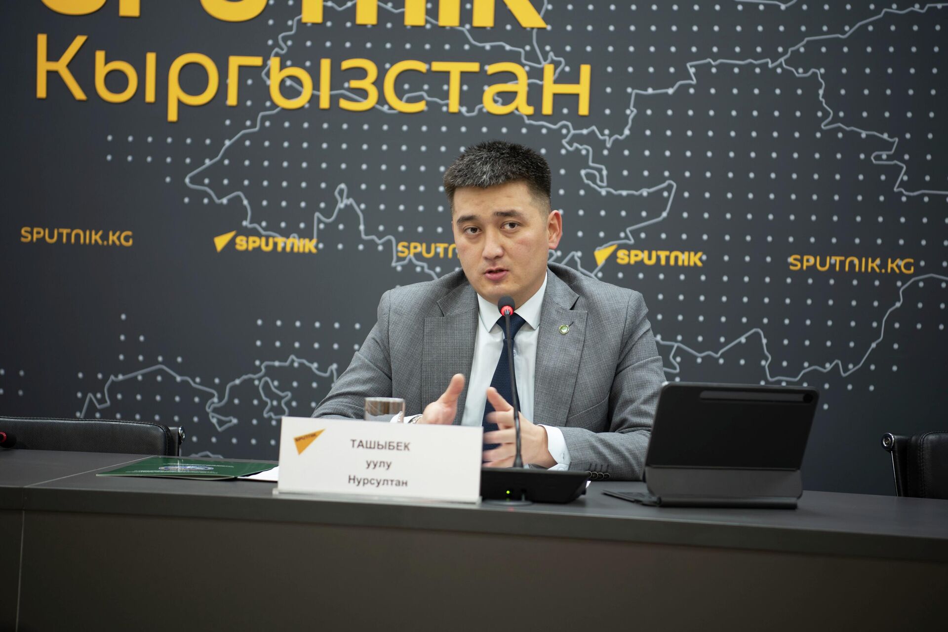 Глава отдела охраны атмосферного воздуха Минприроды Нурсултан Ташыбек уулу - Sputnik Кыргызстан, 1920, 26.12.2025