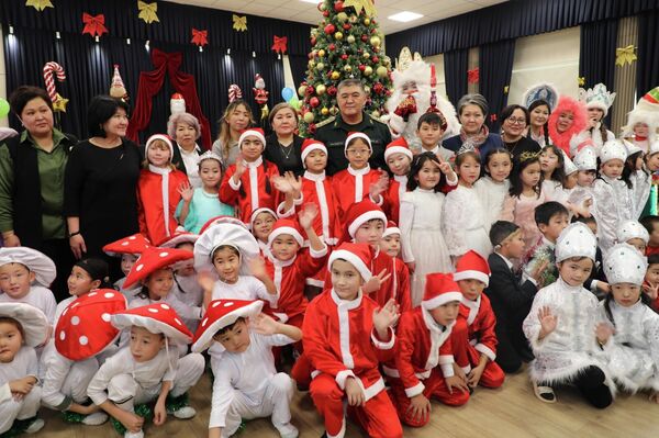 В свою очередь воспитанники школы подготовили новогоднюю программу, а руководство учреждения выразило благодарность Камчыбеку Ташиеву и личному составу ГКНБ за внимание и поддержку - Sputnik Кыргызстан