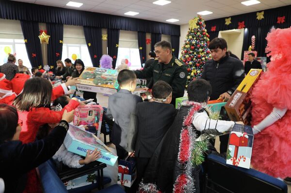 От имени руководства и личного состава ГКНБ учебному заведению были вручены новогодние подарки, а также оказана финансовая поддержка в размере 1 миллиона сомов - Sputnik Кыргызстан