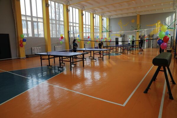 Он осмотрел обновленные помещения и отметил, что ремонт важен для комфортного и безопасного обучения детей. - Sputnik Кыргызстан