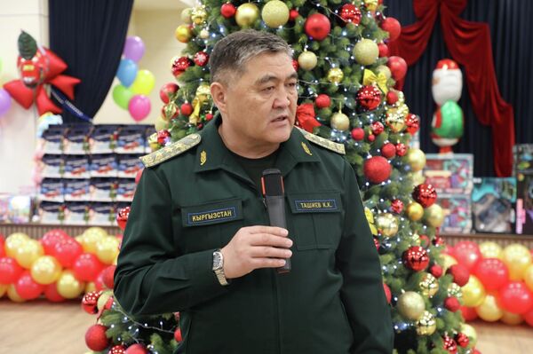 Председатель ГКНБ Камчыбек Ташиев посетил спецшколу-интернат для слабослышащих и позднооглохших детей в Бишкеке после капитального ремонта актового и спортивного залов - Sputnik Кыргызстан