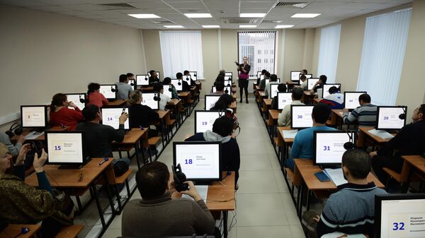 Иностранные граждане проходят электронное тестирование на знание русского языка в Москве. Архивное фото - Sputnik Кыргызстан