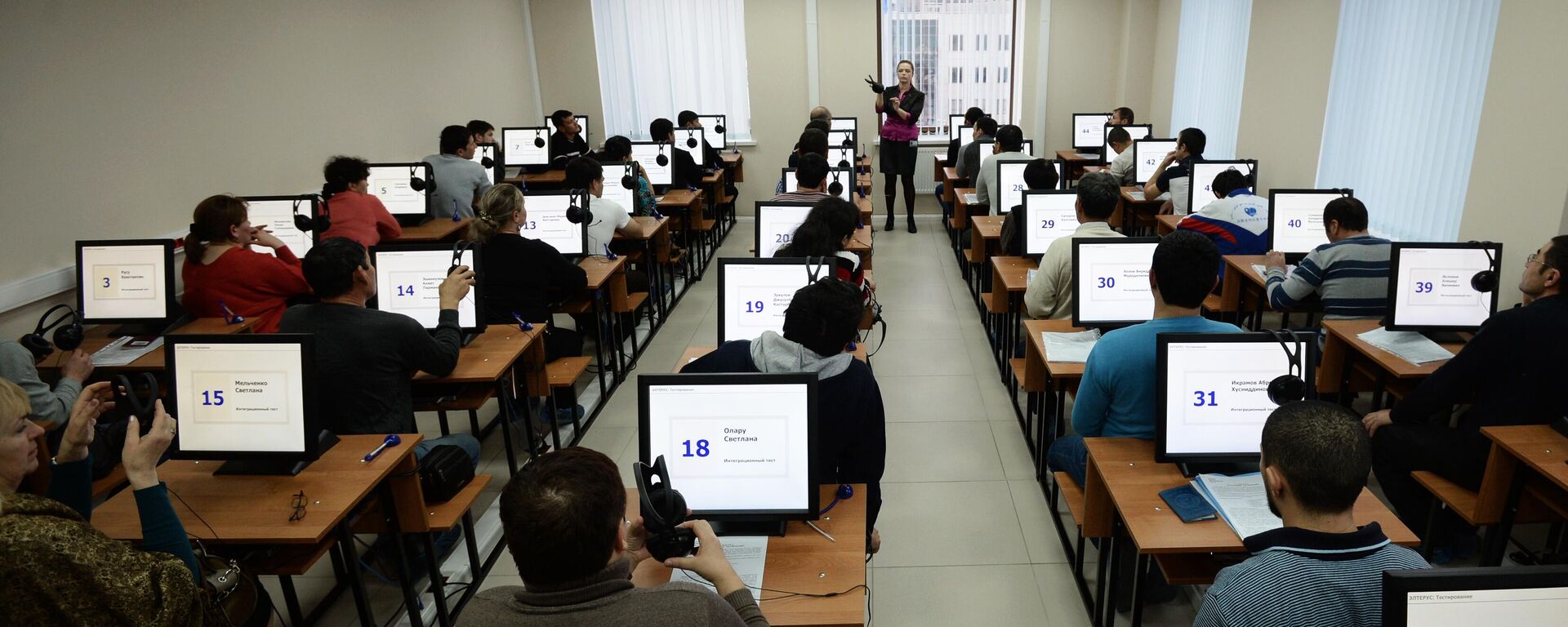Иностранные граждане проходят электронное тестирование на знание русского языка в Москве. Архивное фото - Sputnik Кыргызстан, 1920, 27.12.2025