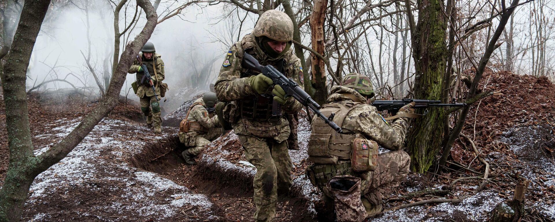 Украинские военнослужащие тренируются на полигоне в Донецкой области. Архивное фото - Sputnik Кыргызстан, 1920, 27.12.2025