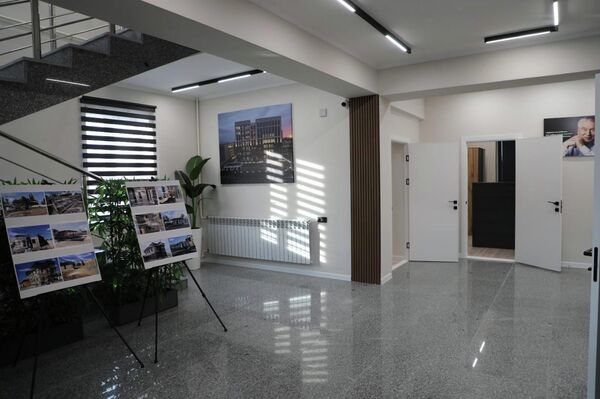 Маалыматта18 сотых жерде жайгашкан имарат эки кабаттуу болуп, анда бардык заманбап шарттар барэкени айтылат - Sputnik Кыргызстан