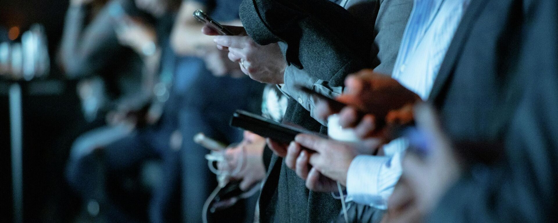 Смартфондорду кармап турган адамдар. Иллюстративдик сүрөт - Sputnik Кыргызстан, 1920, 27.12.2025