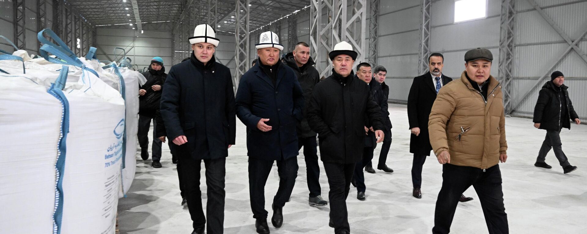 Садыр Жапаров ознакомился с работой завода Тянь-Шань форель - Sputnik Кыргызстан, 1920, 28.12.2025