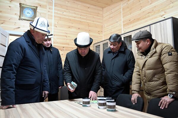 Президент акцентировал его внимание на необходимости строгого и постоянного соблюдения стандартов качества. - Sputnik Кыргызстан