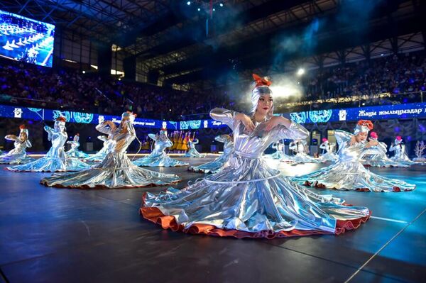 Глава столицы поздравил юных горожан с наступающим Новым годом и пожелал им крепкого здоровья, успехов в учебе и творчестве - Sputnik Кыргызстан