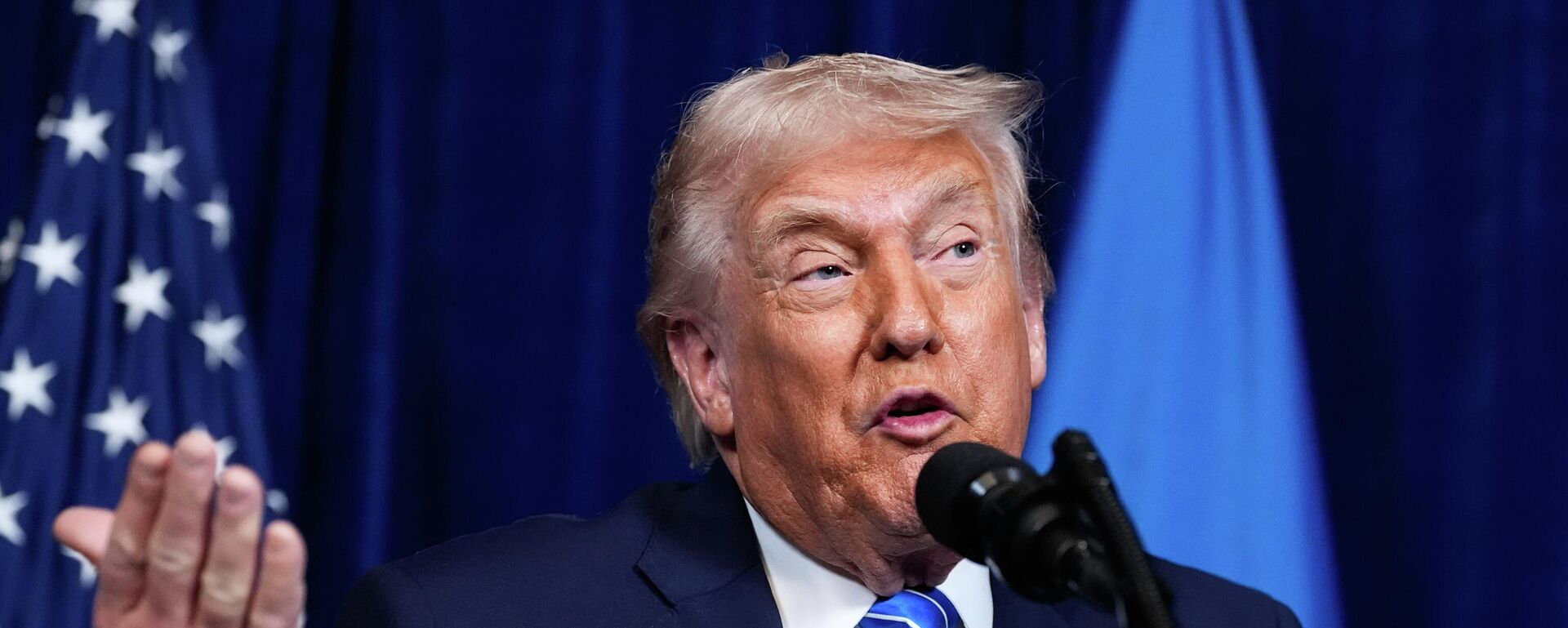 Президент США Дональд Трамп на встрече с Владимиром Зеленским во Флориде - Sputnik Кыргызстан, 1920, 29.12.2025