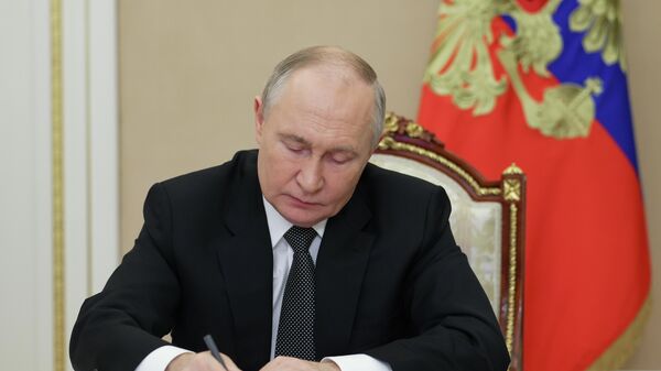 Россия президенти Владимир Путин кол коюу учурунда. Архив - Sputnik Кыргызстан