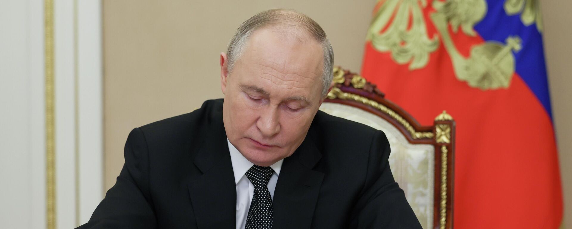 Россия президенти Владимир Путин кол коюу учурунда. Архив - Sputnik Кыргызстан, 1920, 29.12.2025