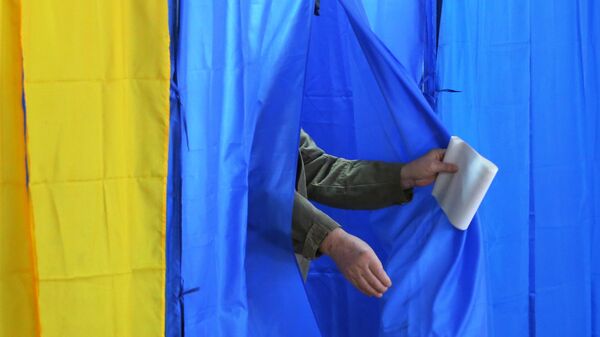 Мужчина во время голосования на выборах на избирательном участке в  Киеве. Архивное фото - Sputnik Кыргызстан