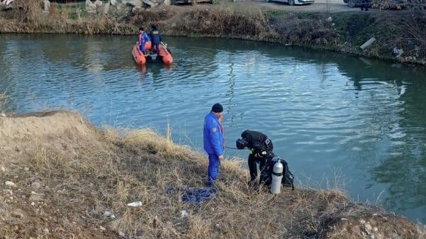Поиски утонувших сотрудников Тазалыка в БЧК - Sputnik Кыргызстан