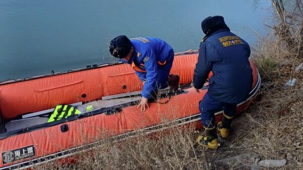 Поиски утонувших сотрудников Тазалыка в БЧК - Sputnik Кыргызстан