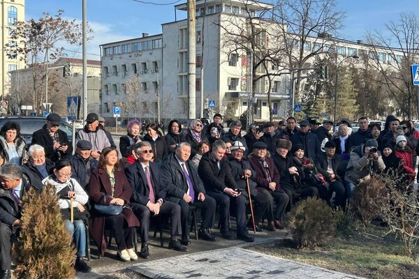 В Бишкеке состоялось торжественное открытие памятника народному артисту СССР, выдающемуся кинорежиссеру и дипломату Толомушу Окееву - Sputnik Кыргызстан