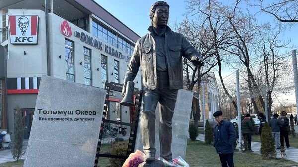Открытие памятника кинорежиссеру Толомушу Окееву в Бишкеке  - Sputnik Кыргызстан