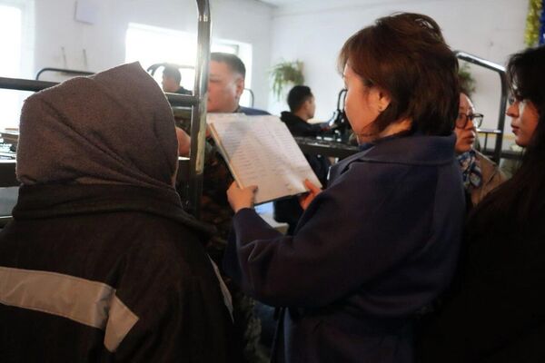 По данным пресс-службы омбудсмена, Джамиля Джаманбаева посетила единственную женскую колонию Кыргызстана - Sputnik Кыргызстан