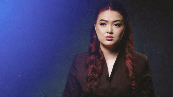 Сахнага чыкканда президент колдогондой сезилген. Ырчы Элера Кабылжан кызынын маеги - Sputnik Кыргызстан