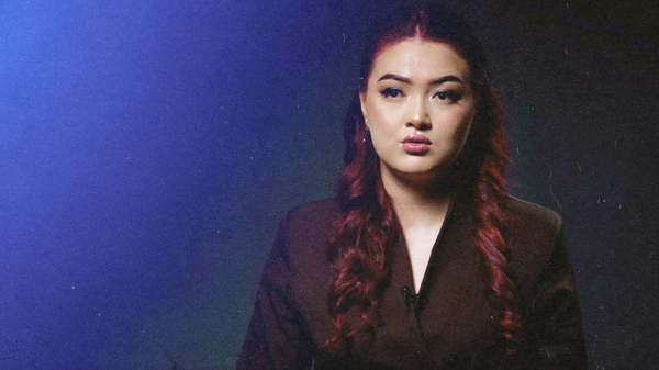 Сахнага чыкканда президент колдогондой сезилген. Ырчы Элера Кабылжан кызынын маеги - Sputnik Кыргызстан