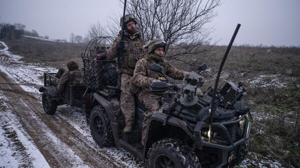 Константиновканын жанында украин жоокерлери квадроцикл айдап бара жатышат - Sputnik Кыргызстан