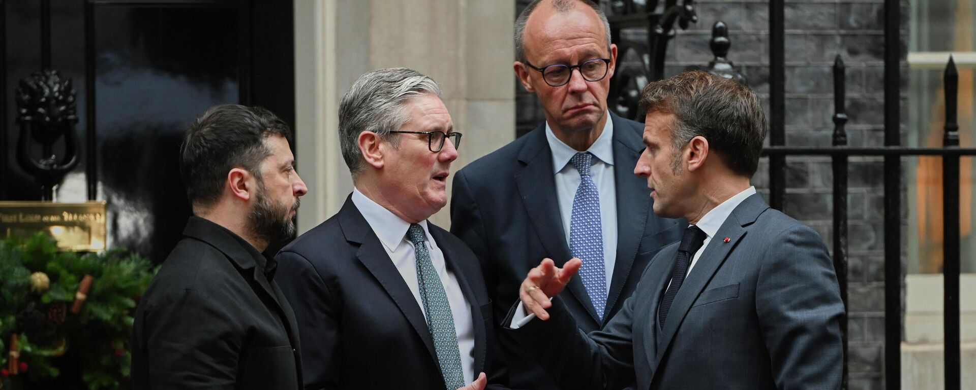 Владимир Зеленский, Кир Стармер, Фридрих Мерц жана Эммануэль Макрон Лондондогу жолугушуу учурунда. Архив - Sputnik Кыргызстан, 1920, 31.12.2025