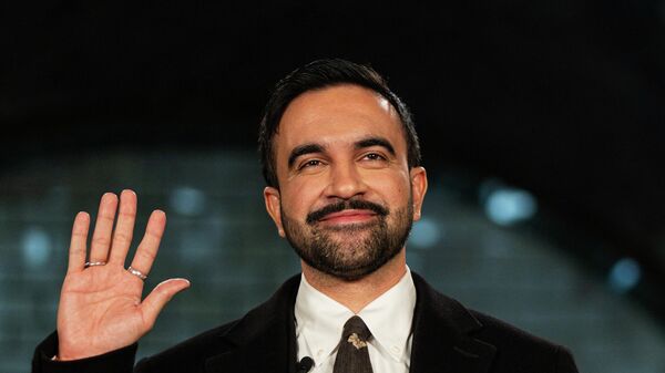 Избранный мэр Нью-Йорка Зохран Мамдани приносит присягу. 1 января 2026 года. - Sputnik Кыргызстан