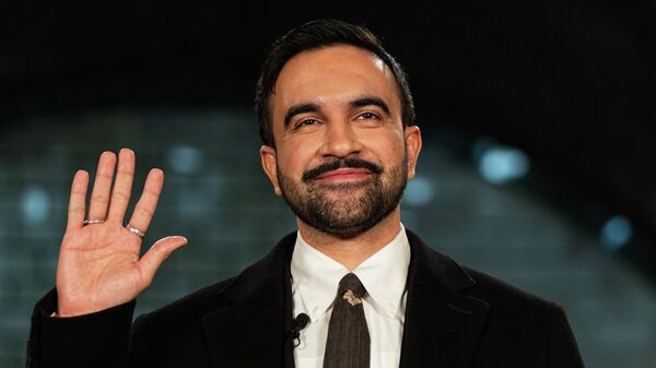 Избранный мэр Нью-Йорка Зохран Мамдани приносит присягу. 1 января 2026 года. - Sputnik Кыргызстан