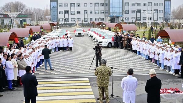 Ташиев передал авто Центру охраны материнства и детства в Сузаке - Sputnik Кыргызстан