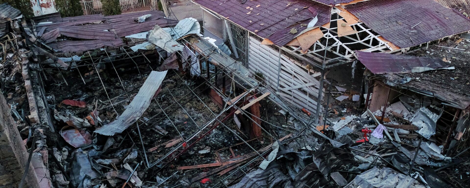 Последствия атаки БПЛА ВСУ на поселок Хорлы в Херсонской области - Sputnik Кыргызстан, 1920, 02.01.2026