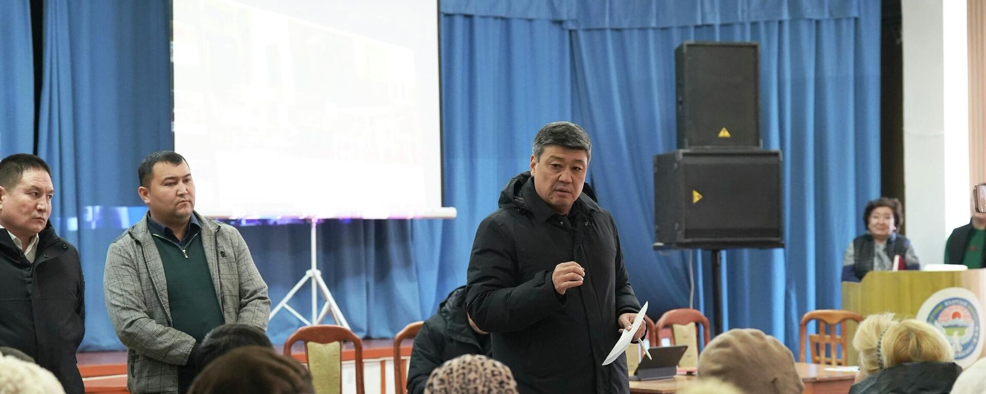 Выездное совещание по Майлуу-Сууйскому ламповому заводу с участием зампреда Кабмина Бакыта Торобаева - Sputnik Кыргызстан, 1920, 02.01.2026