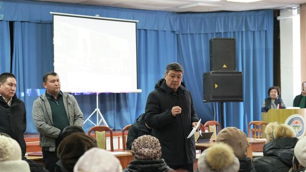 Выездное совещание по Майлуу-Сууйскому ламповому заводу с участием зампреда Кабмина Бакыта Торобаева - Sputnik Кыргызстан