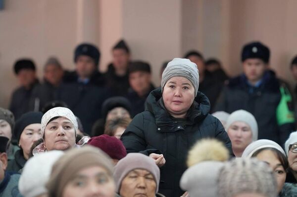 Министрлер кабинетинин төрагасынын орун басары Бакыт Төрөбаев Майлуу-Суу лампа заводунун кызматкерлери менен жолугуп, айлыктары январдын аягына чейин толук төлөнөрүн айтты - Sputnik Кыргызстан