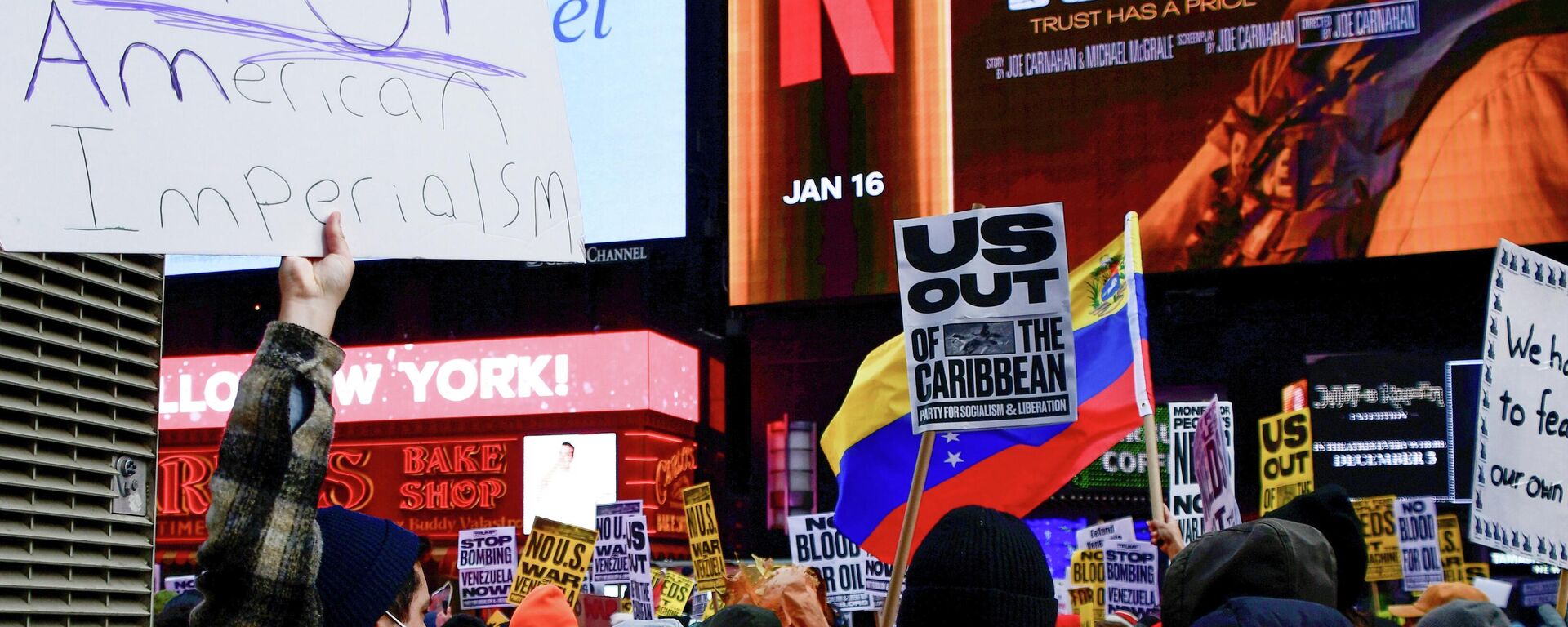 Митинг в Нью-Йорке против военной операции США в Венесуэле - Sputnik Кыргызстан, 1920, 04.01.2026