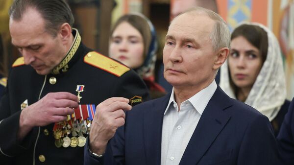 Президент РФ Владимир Путин и военнослужащие с семьями на богослужении в честь Рождества Христова в храме в Московской области. - Sputnik Кыргызстан