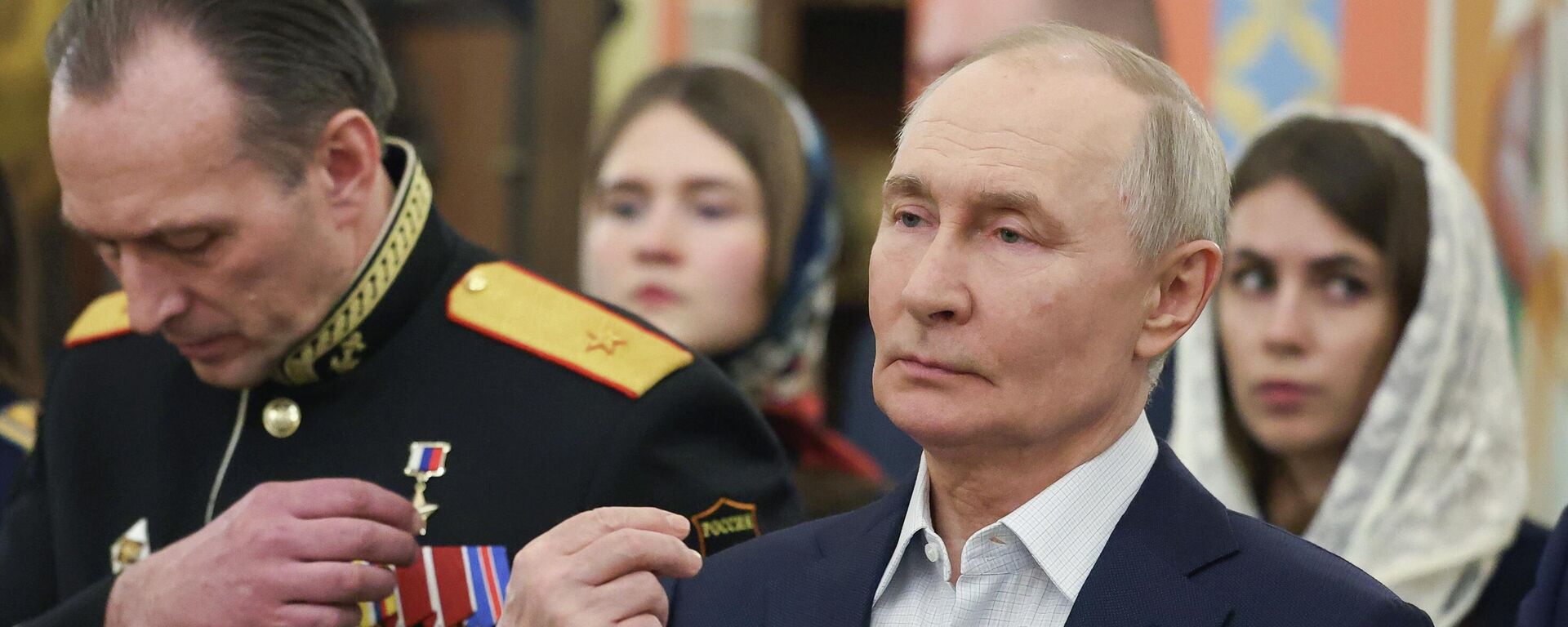 Президент РФ Владимир Путин и военнослужащие с семьями на богослужении в честь Рождества Христова в храме в Московской области. - Sputnik Кыргызстан, 1920, 07.01.2026