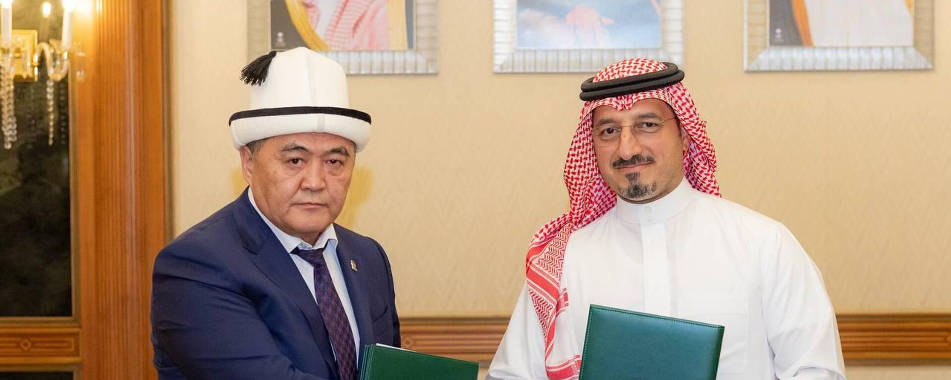 Кыргыз футбол уюмунун президенти Камчыбек Ташиев жана Сауд Арабиянын футбол федерациясынын башчысы Ясер Аль-Мисехал - Sputnik Кыргызстан, 1920, 07.01.2026