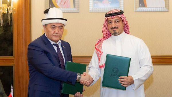Кыргыз футбол уюмунун президенти Камчыбек Ташиев жана Сауд Арабиянын футбол федерациясынын башчысы Ясер Аль-Мисехал - Sputnik Кыргызстан