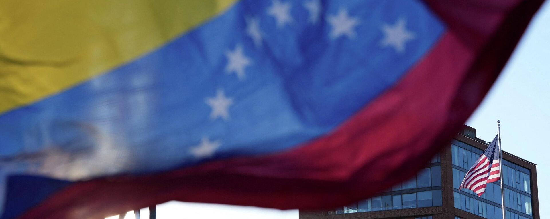 Венесуэла жана АКШ желектери. Архивдик сүрөт - Sputnik Кыргызстан, 1920, 08.01.2026