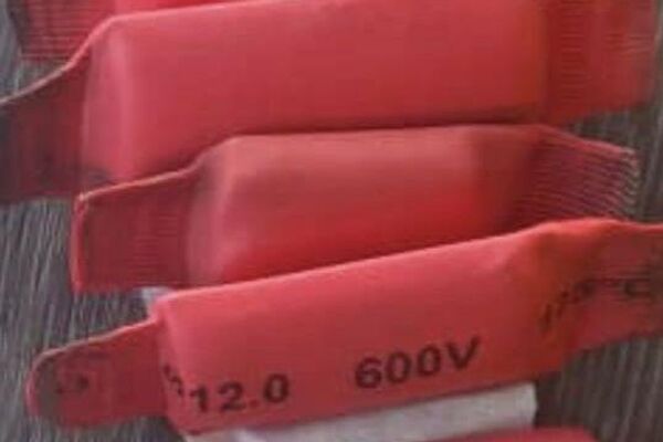 При досмотре у задержанного нашли пять свертков с наркотиками. Позже он указал еще 14 мест закладок. Всего из незаконного оборота изъято 19 свертков. - Sputnik Кыргызстан