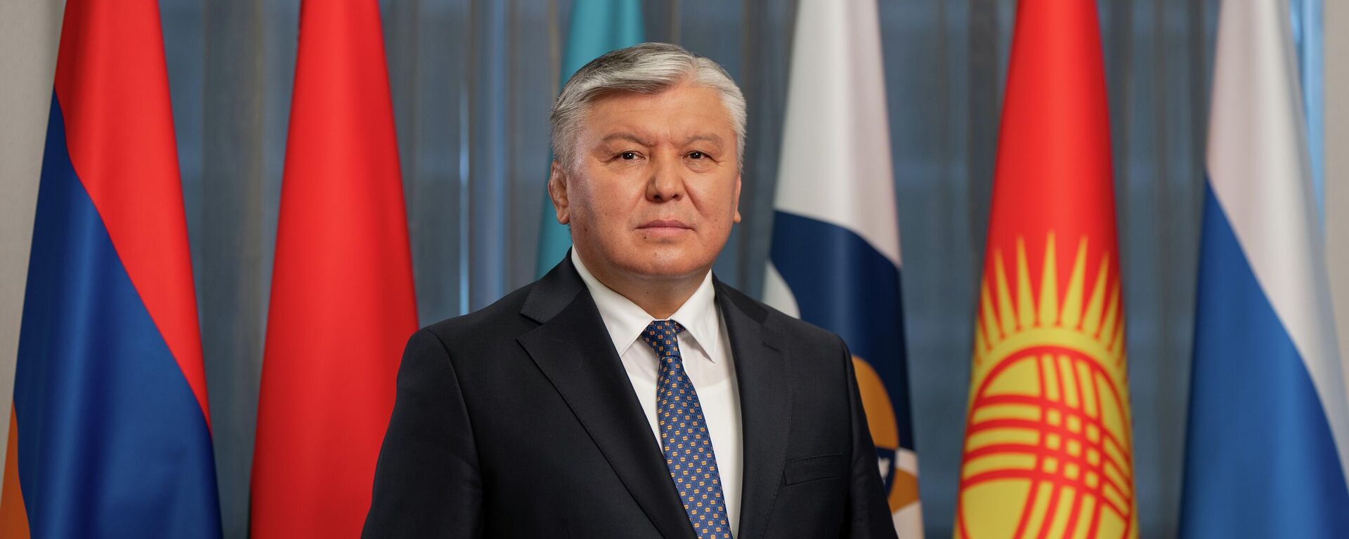 Министр ЕЭК по энергетике и инфраструктуре Арзыбек Кожошев - Sputnik Кыргызстан, 1920, 12.01.2026