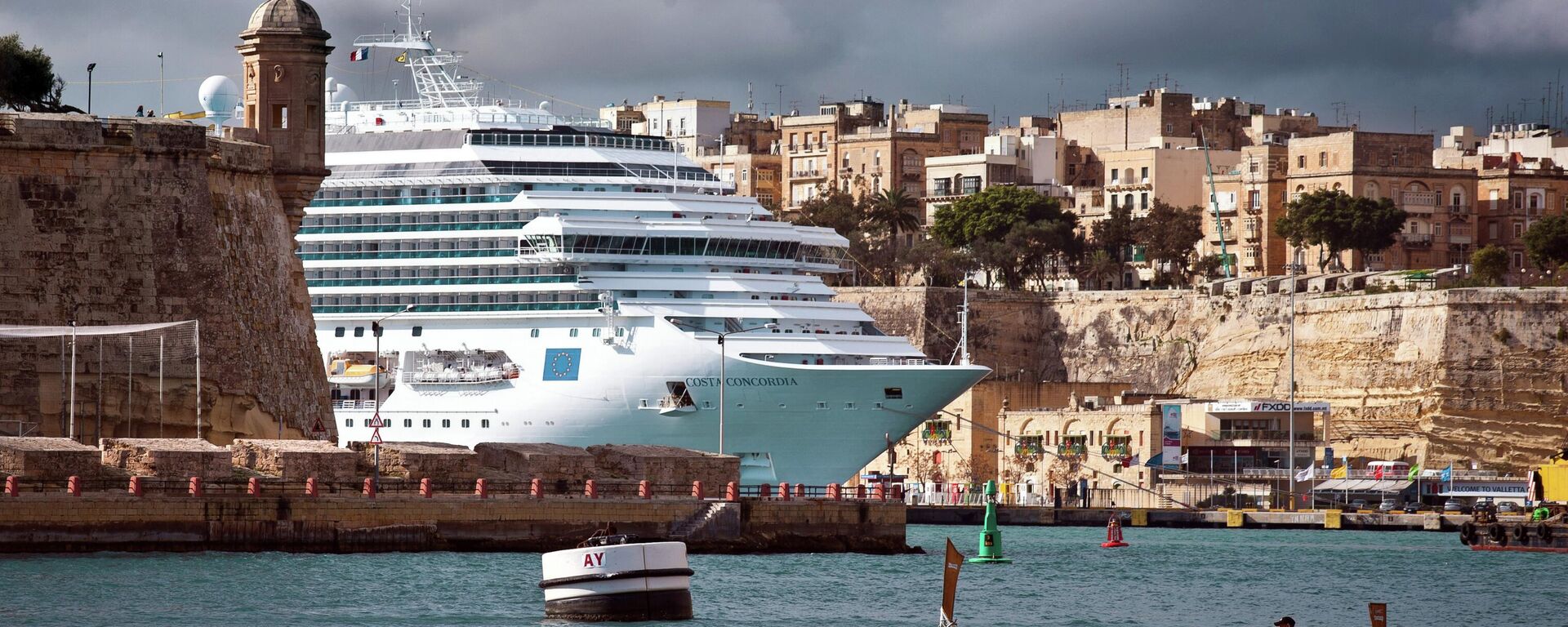 Круизный лайнер  у побережья Мальты - Sputnik Кыргызстан, 1920, 12.01.2026