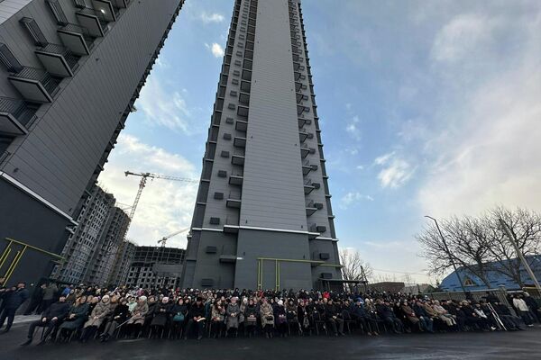 Садыр Жапаров вручил ключи от ипотечных квартир в жилом комплексе &quot;Мурас&quot;, расположенном на месте бывшей колонии № 47 - Sputnik Кыргызстан