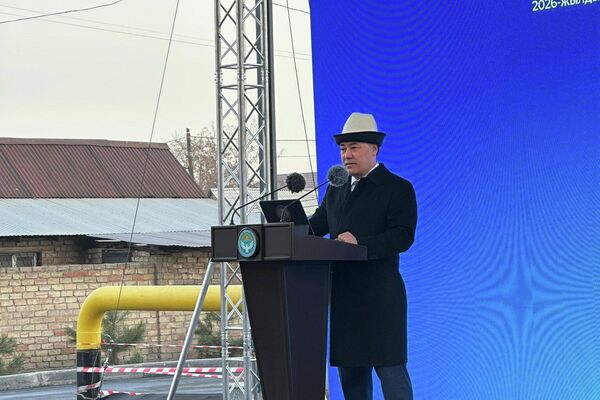 Садыр Жапаров вручил ключи от ипотечных квартир в жилом комплексе &quot;Мурас&quot;, расположенном на месте бывшей колонии № 47 - Sputnik Кыргызстан